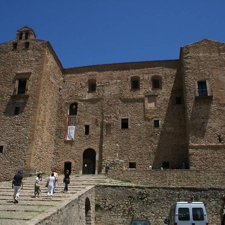 Donjon Suite Centro Storico Castelbuono  Buitenkant foto
